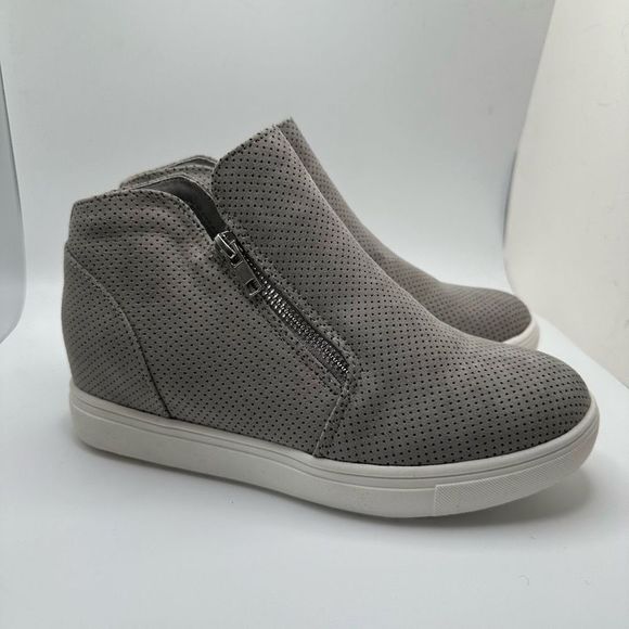 CUSHIONAIRE Women's Hart Hidden Wedge Sneaker 7 WIDE GRAY - Picture 1 of 7